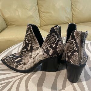 Vince Camuto Snakeskin Ankle Boots - sz 6.5 **NWOT, never worn!**